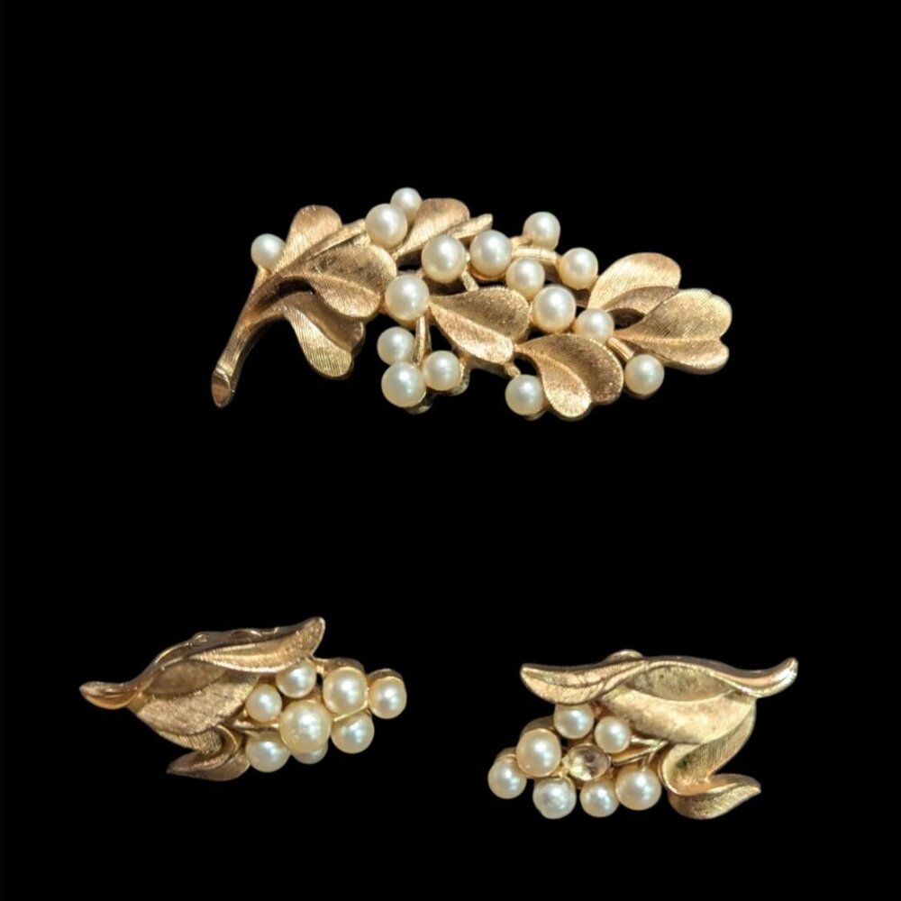 vintage Crown Trifari‎ Gold-Tone Brooch  Clip On Earrings Set  Faux Pearls